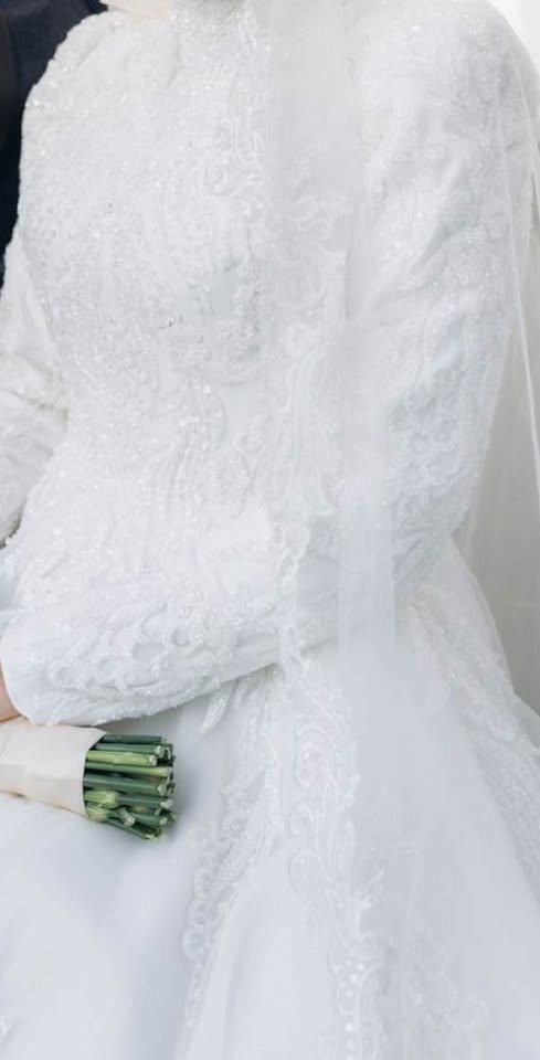 Wedding Dress – Worn Once – With Veil & Underskirt - photo 2