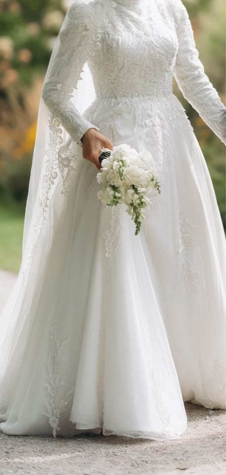 Wedding Dress – Worn Once – With Veil & Underskirt - photo 3