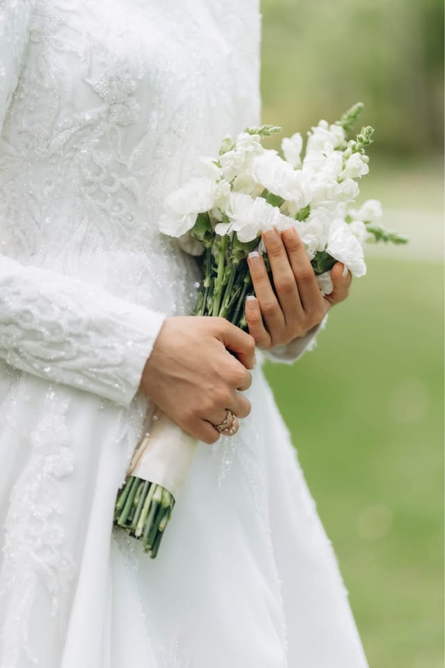 Wedding Dress – Worn Once – With Veil & Underskirt - photo 4