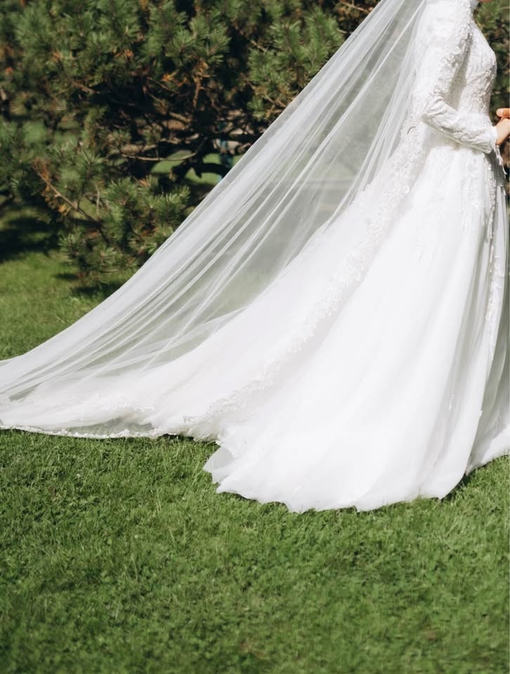 Wedding Dress – Worn Once – With Veil & Underskirt - photo 5