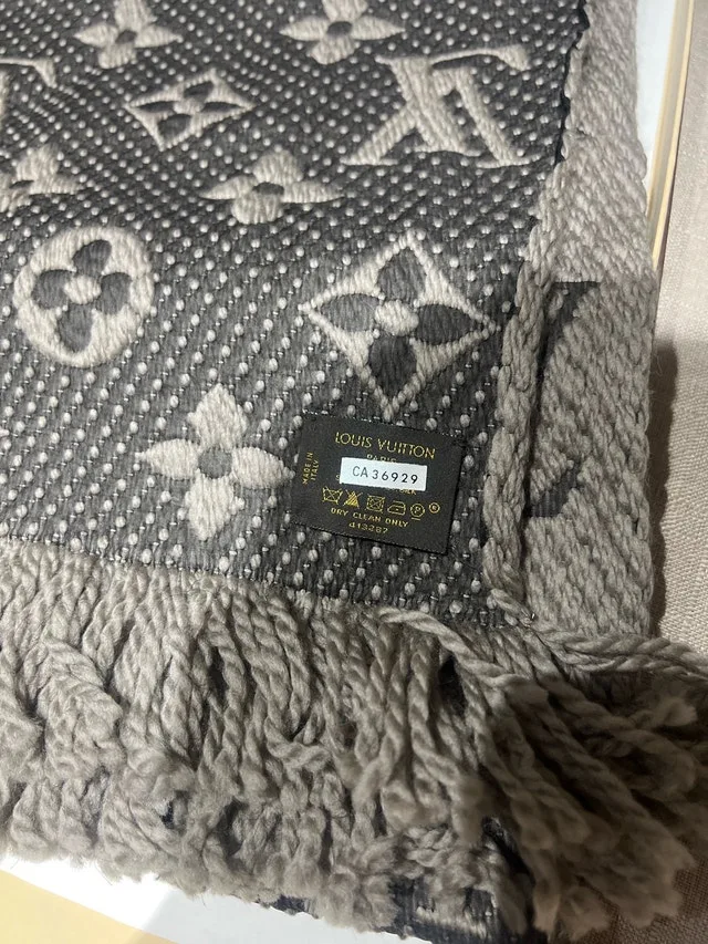 Louis Vuitton Scarf image indicator(3)
