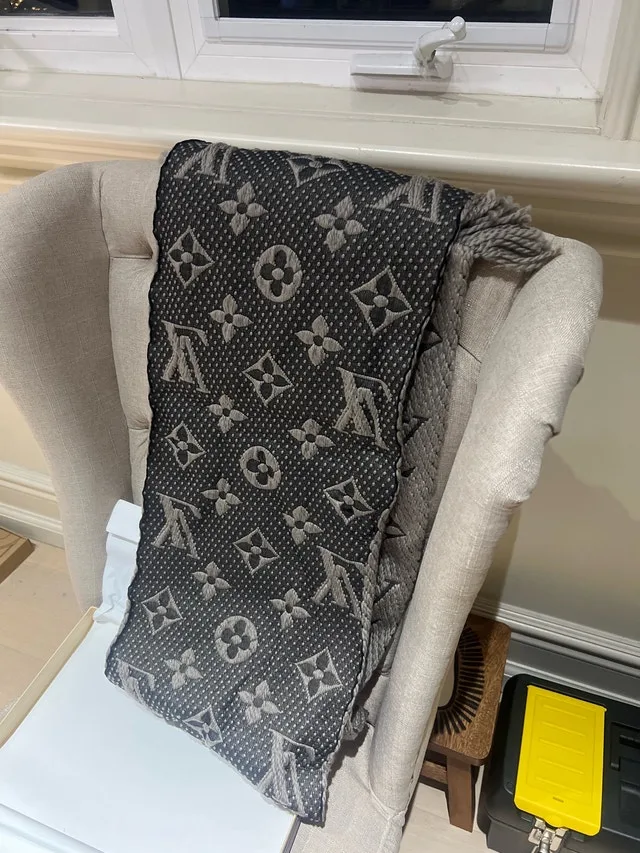 Louis Vuitton Scarf image indicator(5)