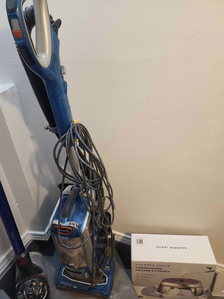 Shark upright liftaway vaccum - photo 2
