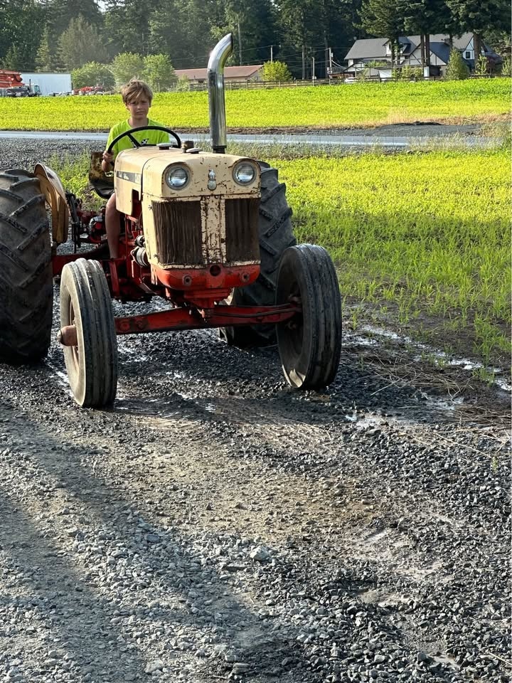 Case 430 tractor with hydraulic tilt trailer - photo 3