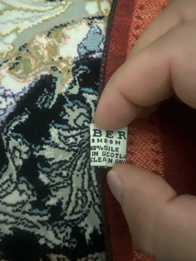 Burberry Scarf image indicator(5)