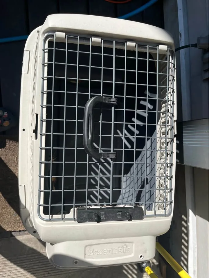 Plastic Carrier Dog Crate image indicator(2)