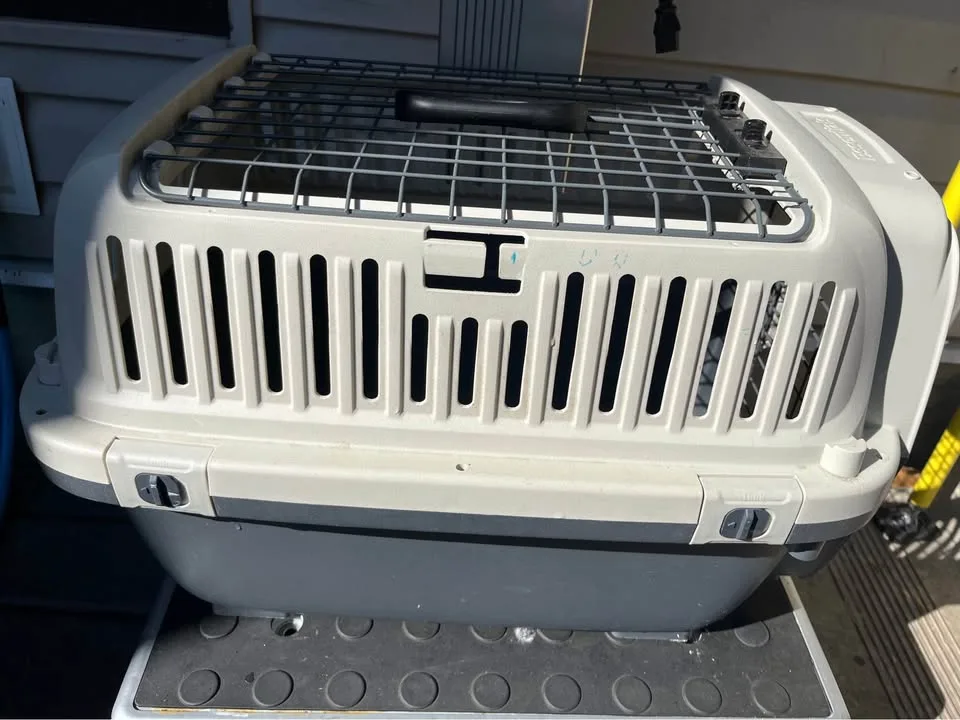 Plastic Carrier Dog Crate image indicator(4)