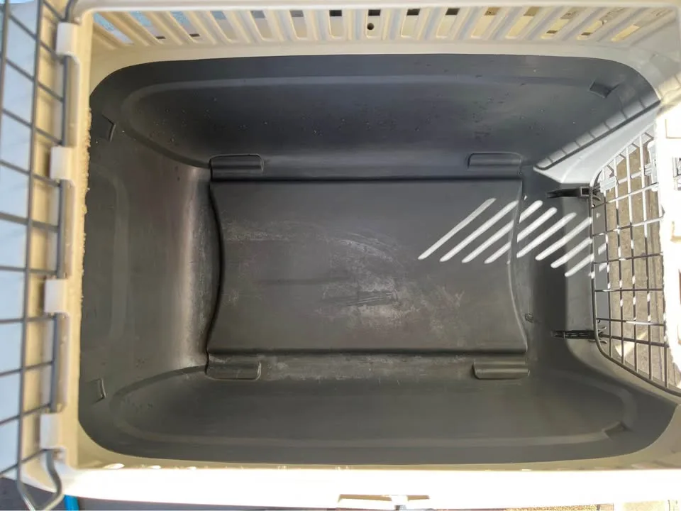 Plastic Carrier Dog Crate image indicator(6)