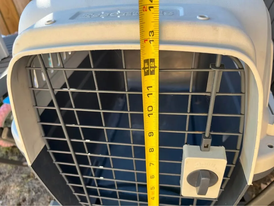 Plastic Carrier Dog Crate image indicator(8)