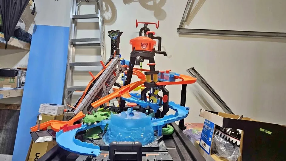 Hot wheels car wash track