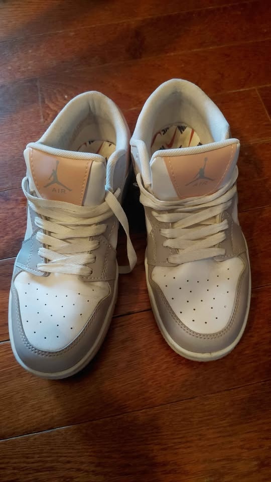Air Jordan shoes size 7y fits 8.5 women - photo 2