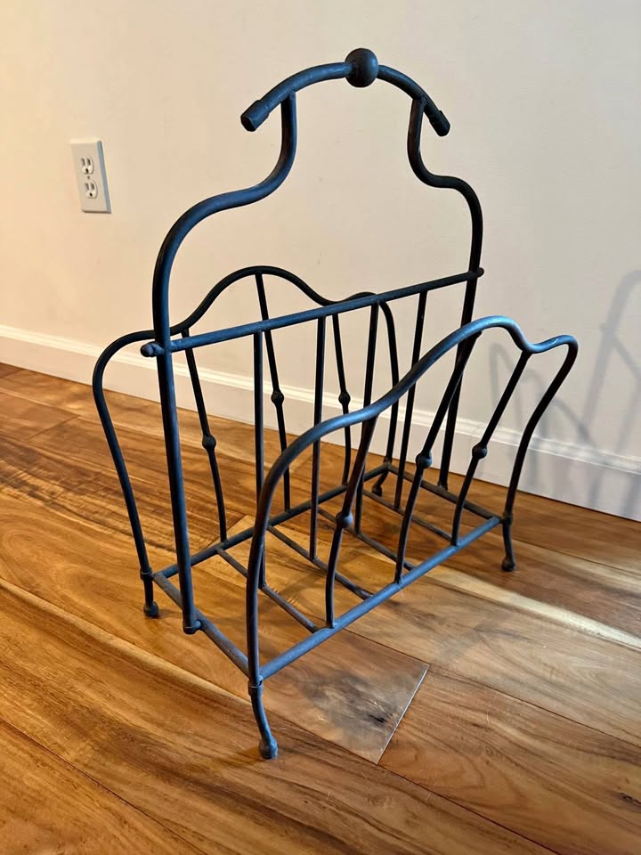 Metal magazine rack
