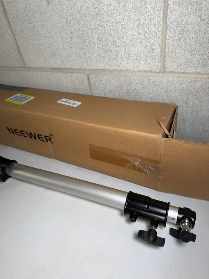 Neewer Wall Mounting Triangle Boom Arm for Strobe Light image indicator(5)