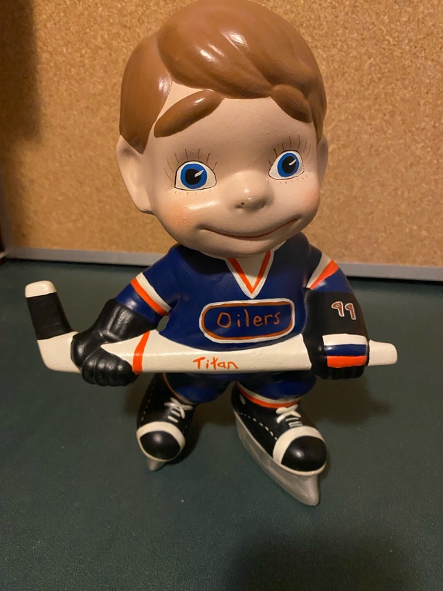 Vintage 1980s ceramic Wayne Gretzky Oilers Figurine