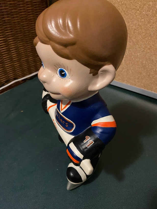Vintage 1980s ceramic Wayne Gretzky Oilers Figurine - photo 2
