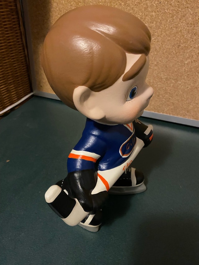 Vintage 1980s ceramic Wayne Gretzky Oilers Figurine - photo 3