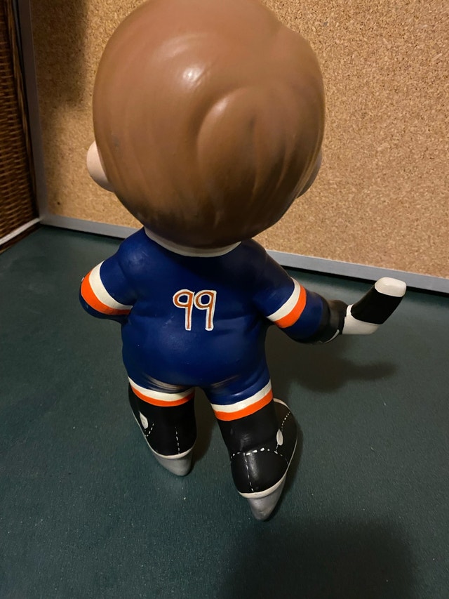 Vintage 1980s ceramic Wayne Gretzky Oilers Figurine - photo 4