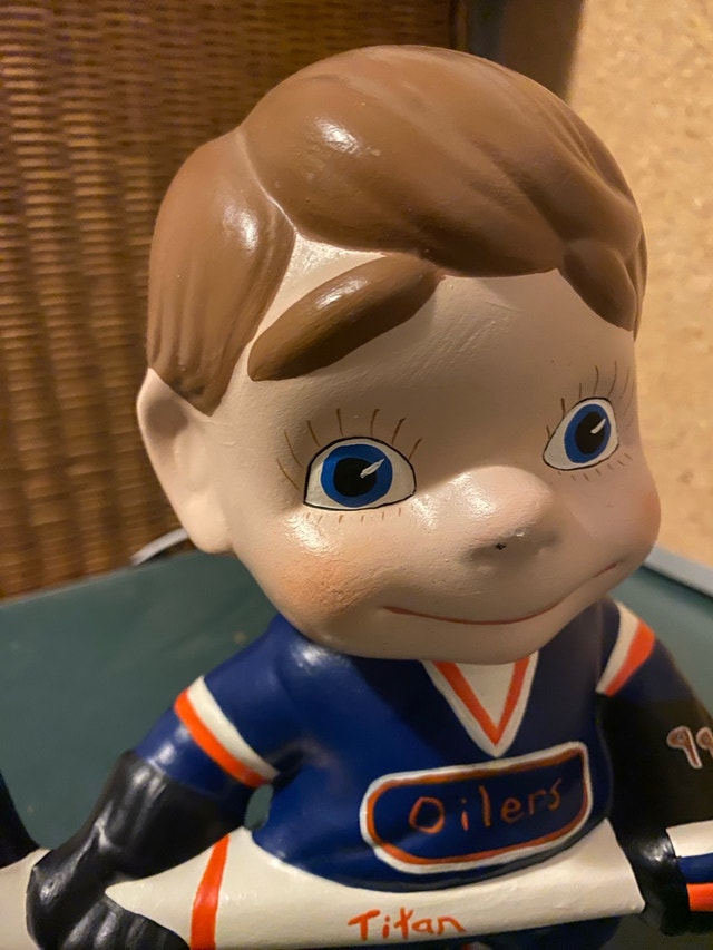Vintage 1980s ceramic Wayne Gretzky Oilers Figurine - photo 5