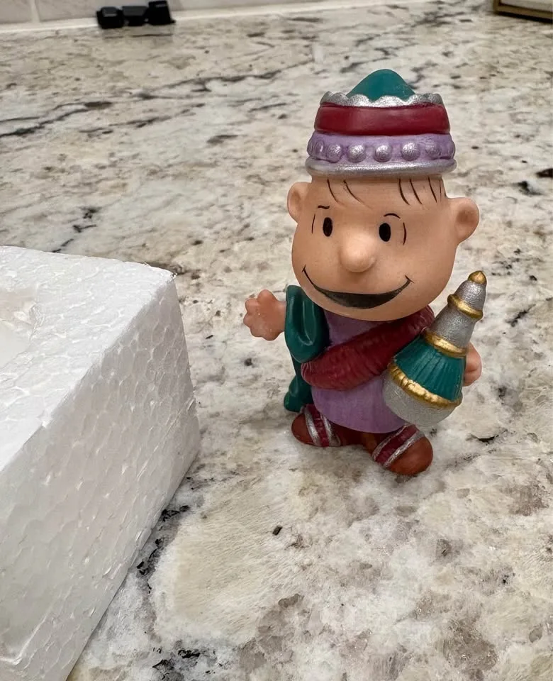 Peanuts - Linus - A Wise Man - Nativity Figure - Porcelain image indicator(4)