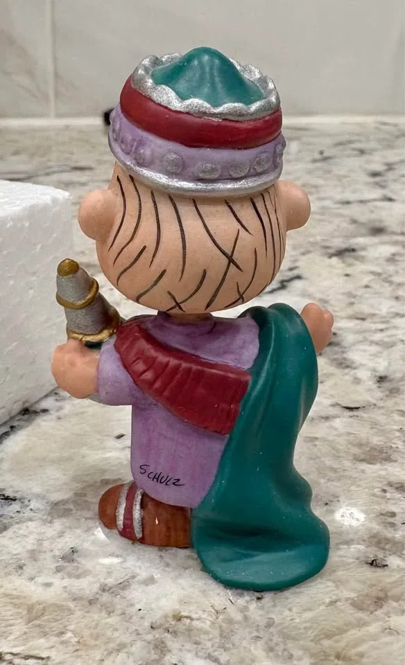 Peanuts - Linus - A Wise Man - Nativity Figure - Porcelain image indicator(6)