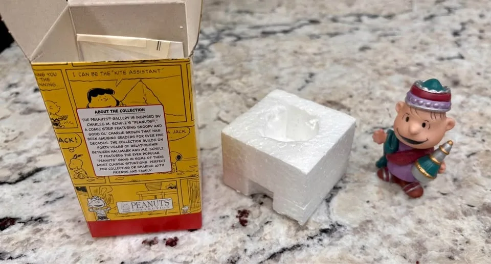 Peanuts - Linus - A Wise Man - Nativity Figure - Porcelain image indicator(10)