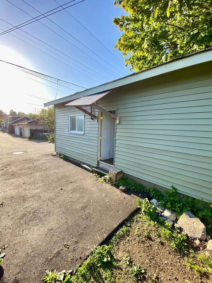 3 Beds 2 Baths - House image indicator(3)