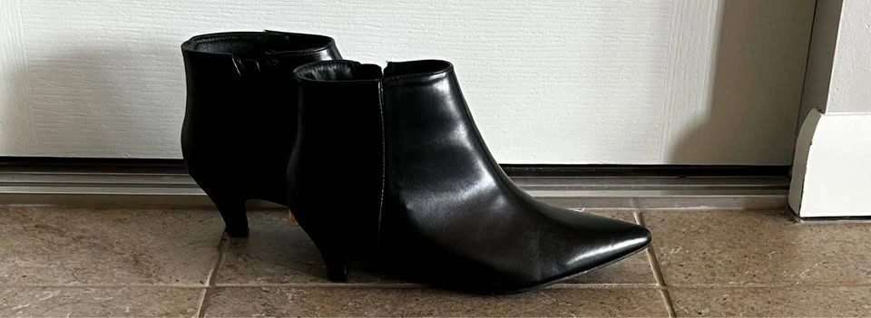 Black Size 10 Kitten Heel Booties, In Great Shape - photo 2