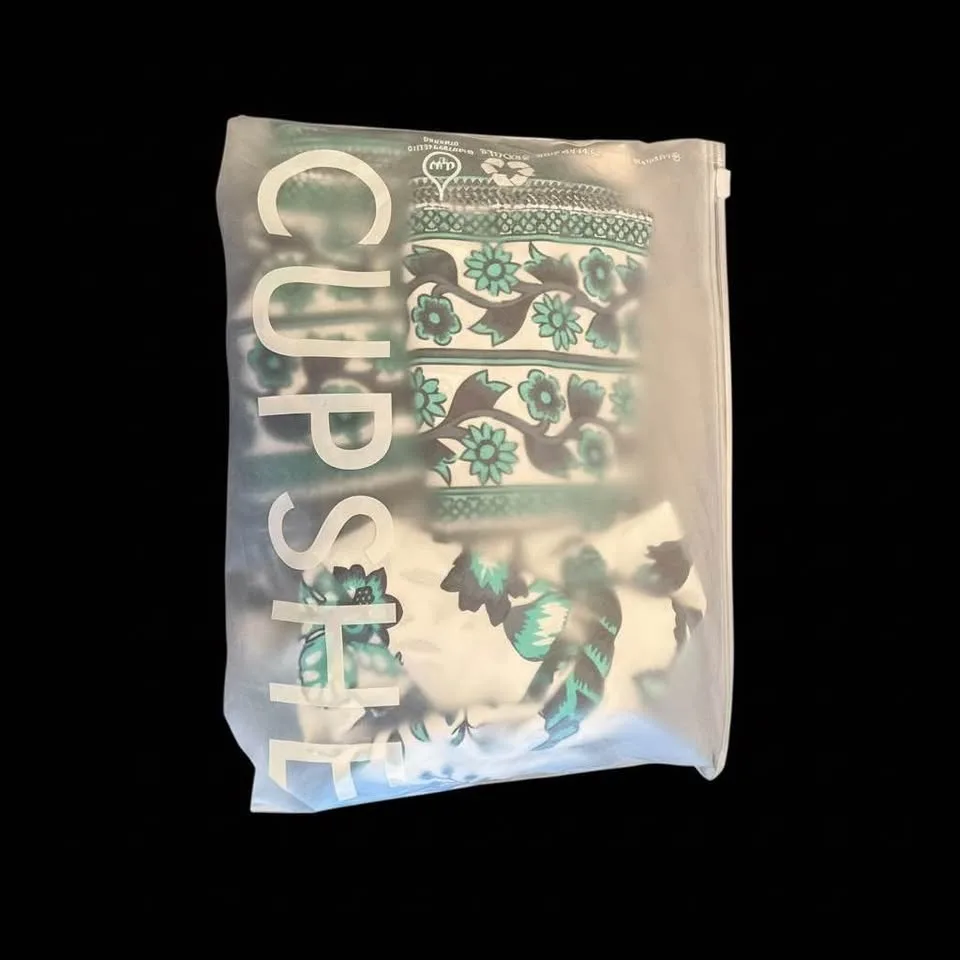 CUPSHE vacation dress - just in time for Christmas image indicator(4)