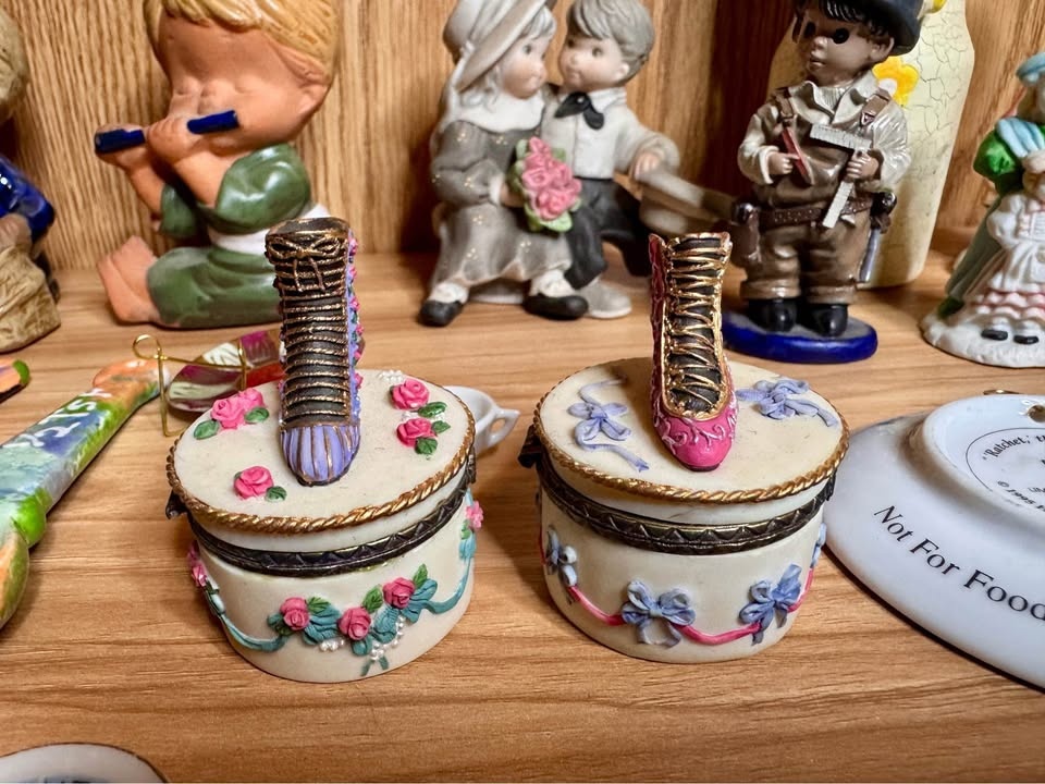 Various miniature ceramics and a couple trinket boxes -$20 for a - photo 2