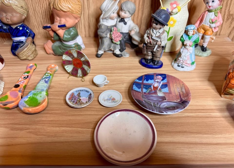 Various miniature ceramics and a couple trinket boxes -$20 for a - photo 5