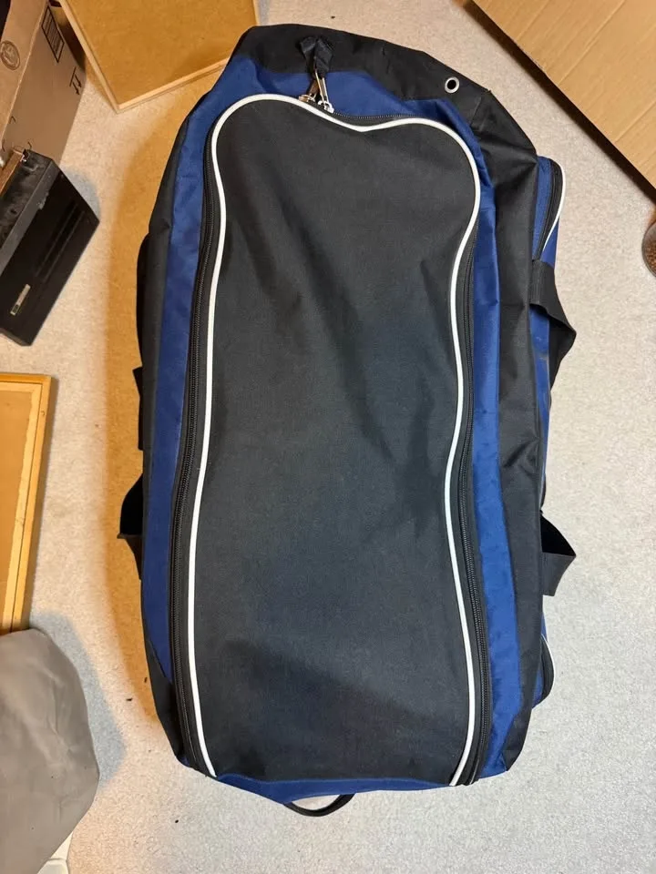 Team Canada Hockey bag on wheels image indicator(2)