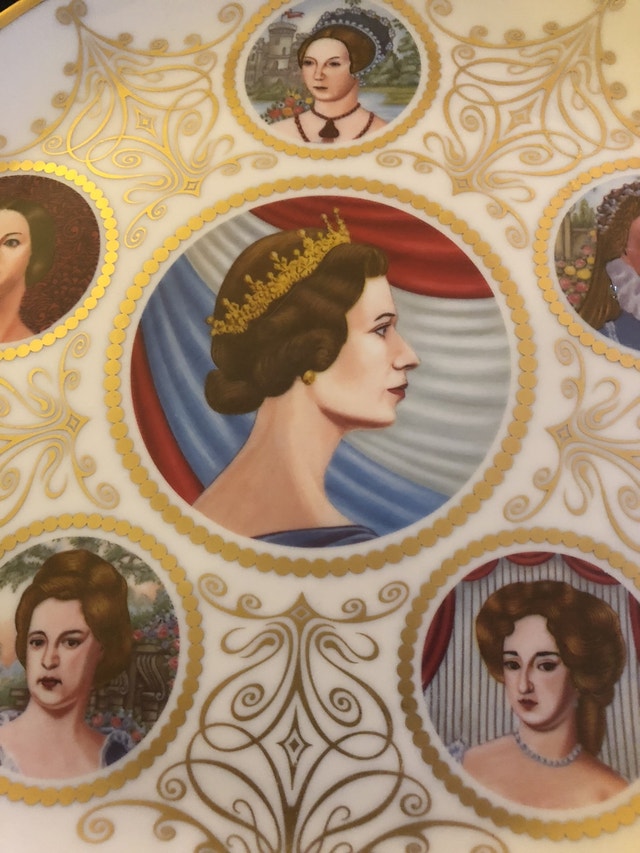 The Six Queens Of England Collectors Plate 10.25" - photo 2