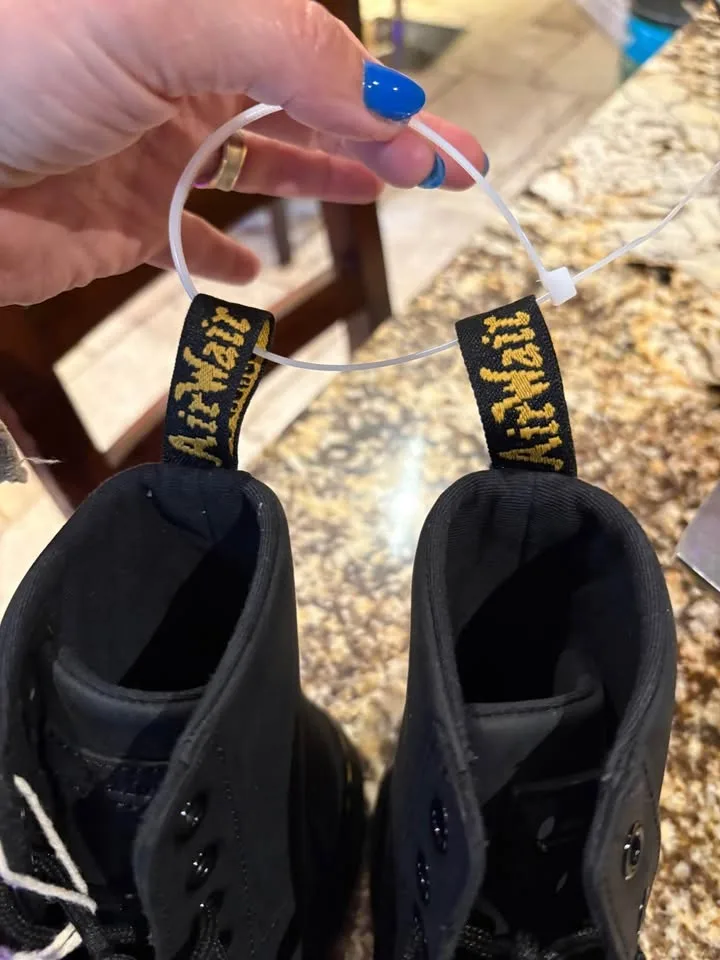 Doc Martens comb leather boots brand new image indicator(2)