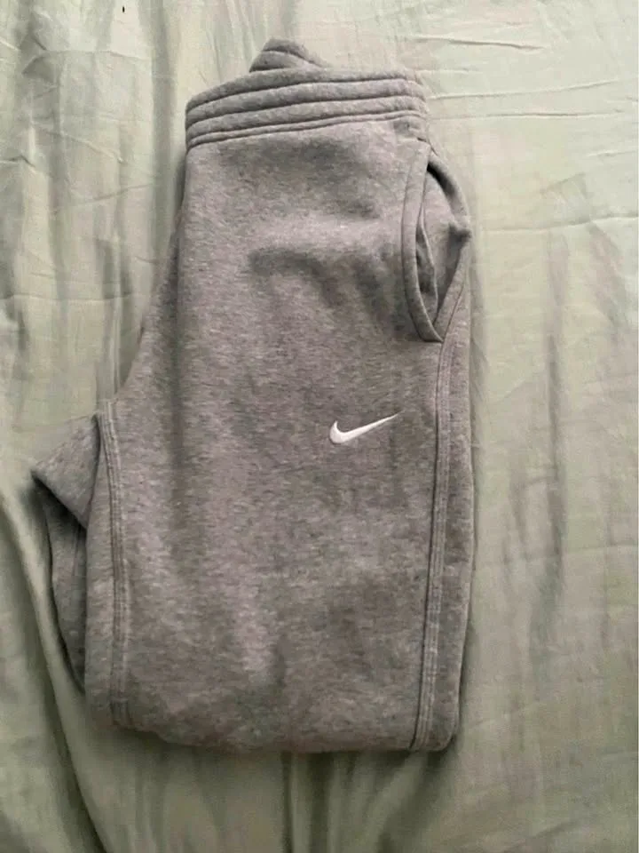 gray sweatpants nike