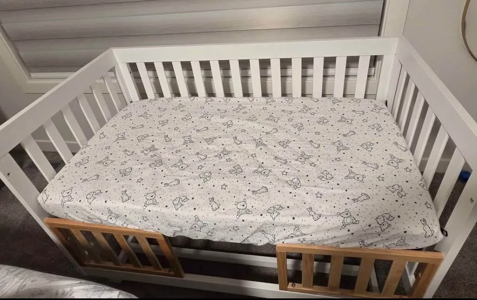 Stockcraft Crib with mattress and 2 gaurdrails image indicator(4)
