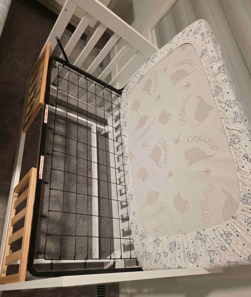 Stockcraft Crib with mattress and 2 gaurdrails image indicator(7)