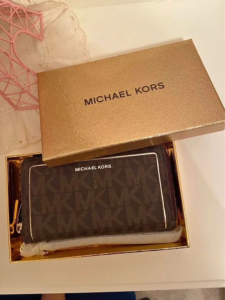 Michael Kors Wristlet in Gift Box, New with Tags #Cleanout