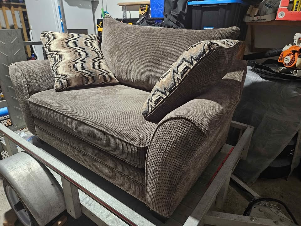 Love seat couch - photo 2