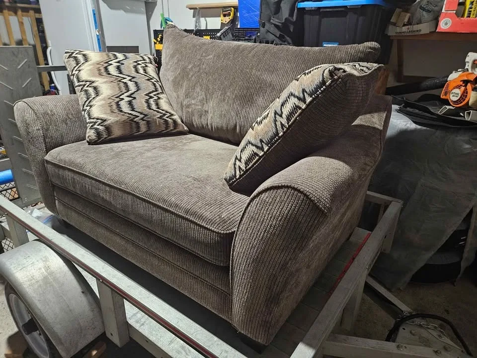 Love seat couch image indicator(2)