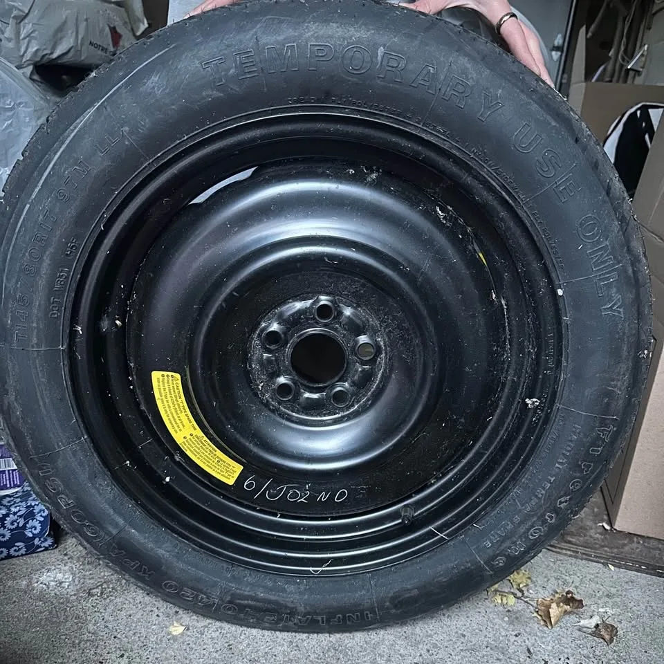 R17 Tire spare and wrench kit image indicator(2)