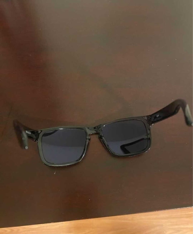 Stylish Black Sunglasses with Blue Lenses - photo 2