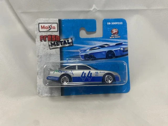 Ford Taurus Race Car Maisto 1:64 Diecast Car NEW