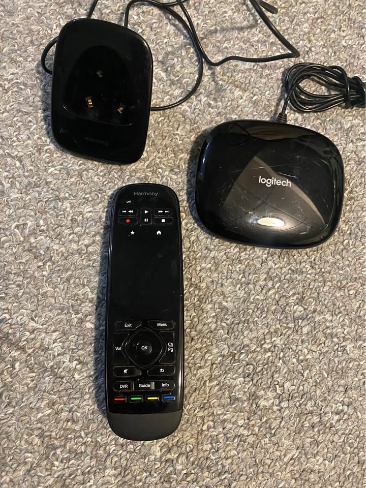 Logitech Harmony Remote - Customizable Touch Screen - photo 2