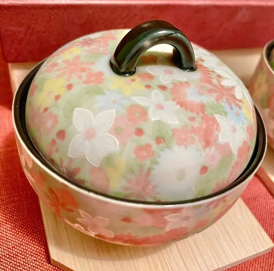 Ryoho Kiln Pair of Lidded Bowls with Floral Design image indicator(2)