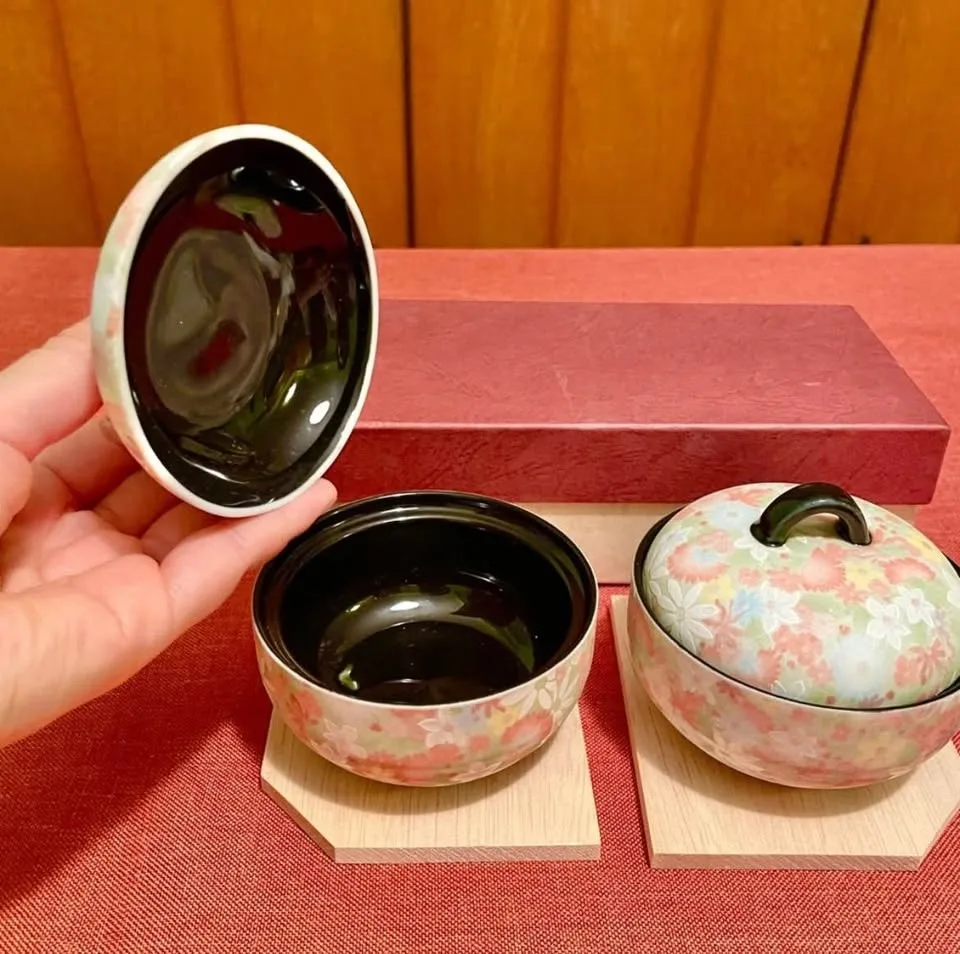 Ryoho Kiln Pair of Lidded Bowls with Floral Design image indicator(4)