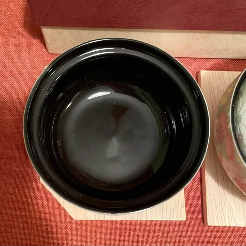 Ryoho Kiln Pair of Lidded Bowls with Floral Design image indicator(5)