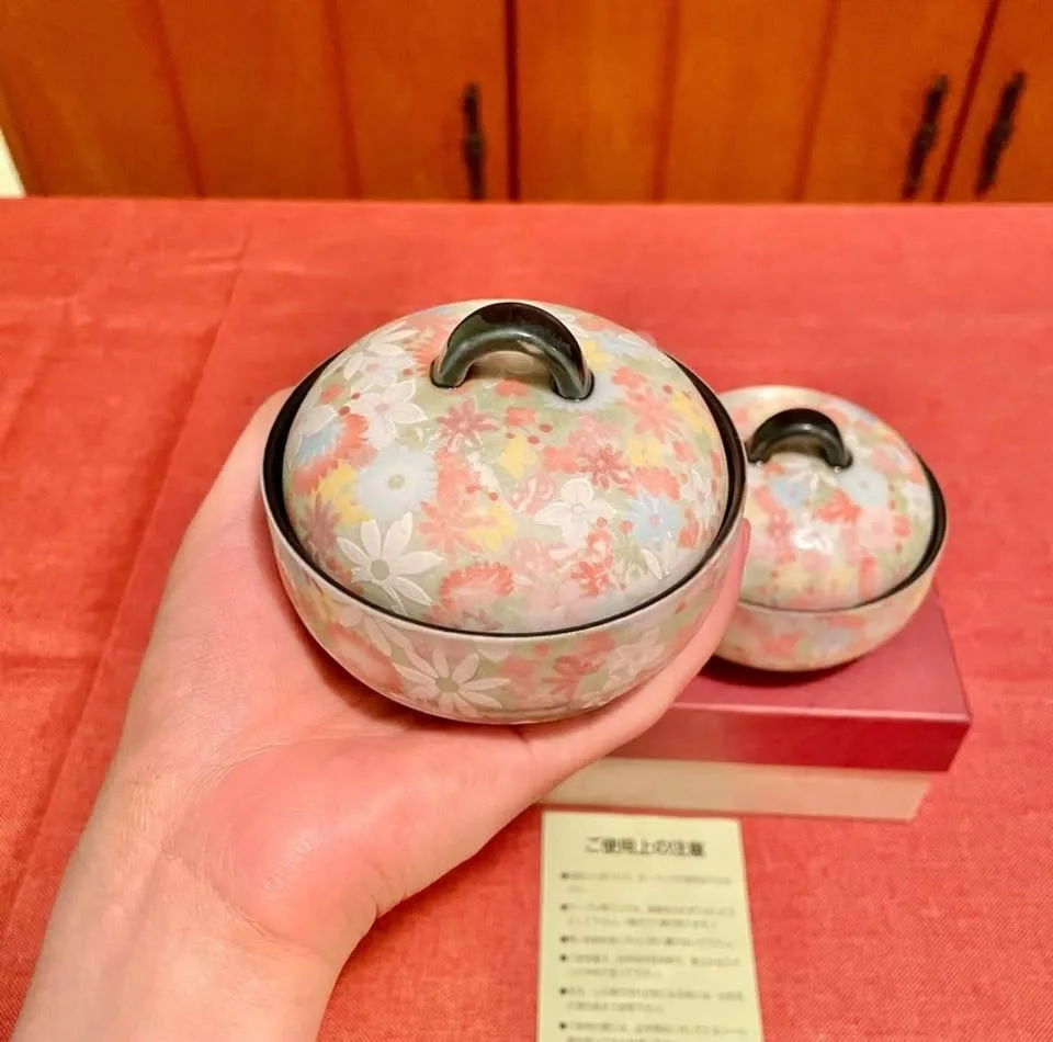 Ryoho Kiln Pair of Lidded Bowls with Floral Design image indicator(6)