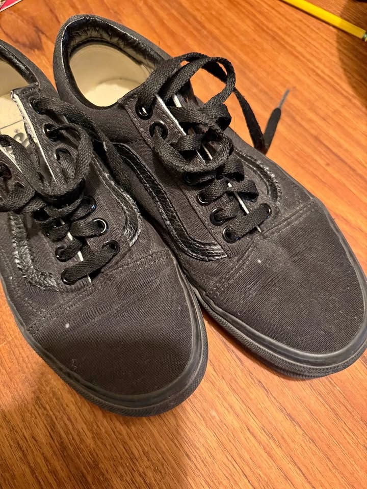 Black Vans Old Skool sneakers