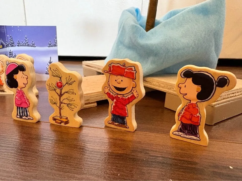 🎄 Peanuts Charlie Brown Wooden Set + Musical Tree! Perfect Condi image indicator(2)