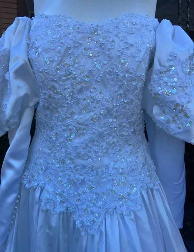 Beautiful wedding dress Great condition Size small /medium